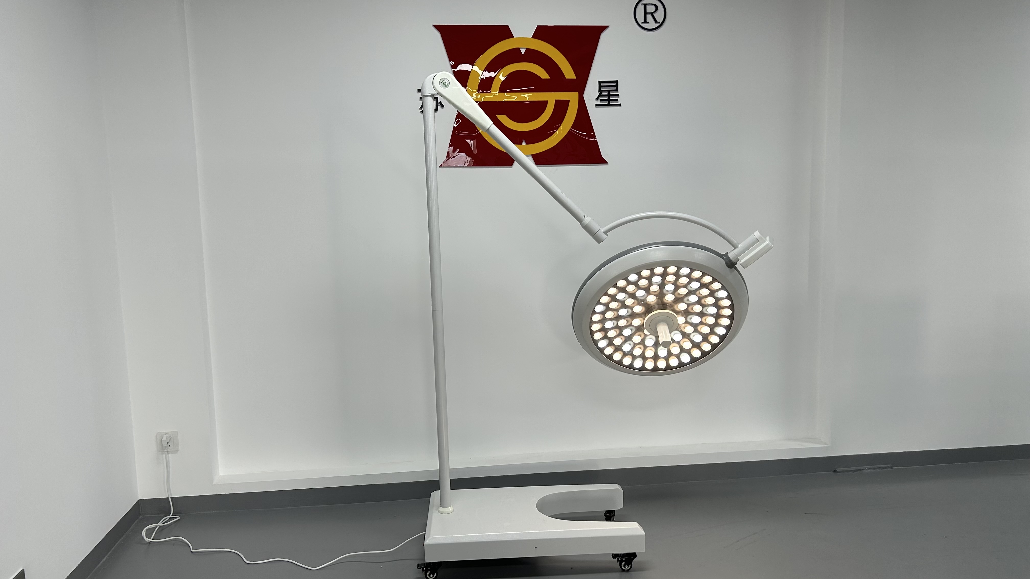 Lampu Medis LED Ekonomi Lampu Operasi Bedah Berdiri Lantai Seluler Portabel